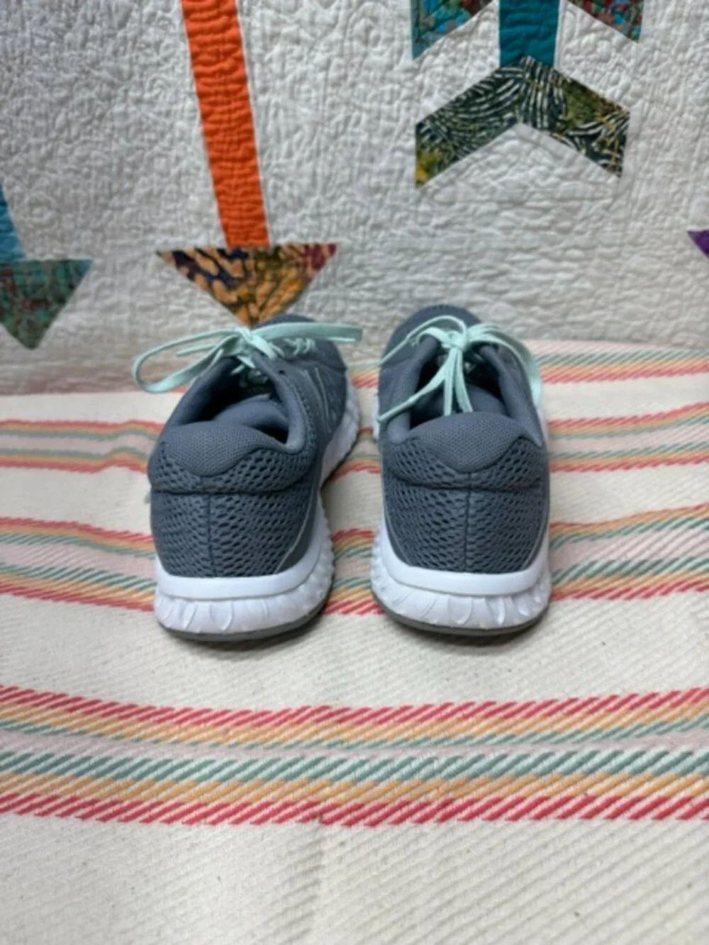 New Balance 420 v4 Woman's Size 7